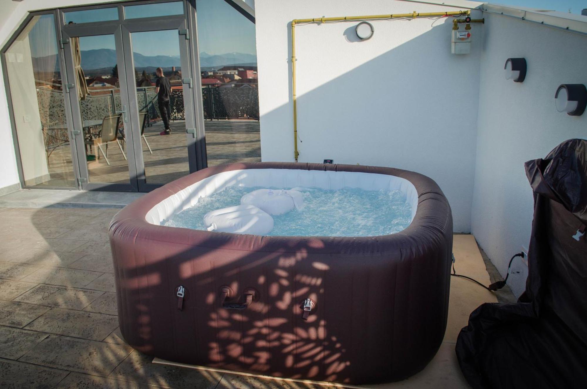 Pentgarden Penthouse Jacuzzi Apartment Targu Jiu Exterior photo